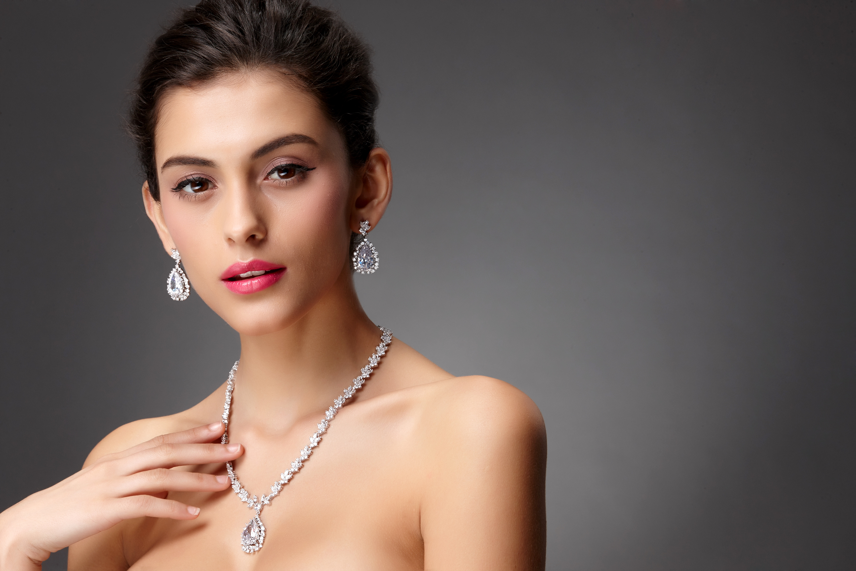 商業(yè)珠寶人像模特 光影流轉(zhuǎn)間的璀璨藝術(shù)